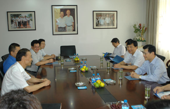 江苏银行董事长黄志伟来AG一飞冲天考察