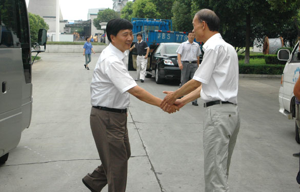 溧阳市市长盛建良一行来AG一飞冲天集团慰问一线员工