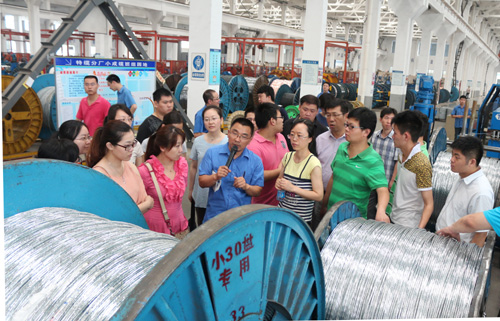 7月13日，，，，国家电线电缆质量监视检测中心事情职员一行30余人来AG一飞冲天电缆旅行学习